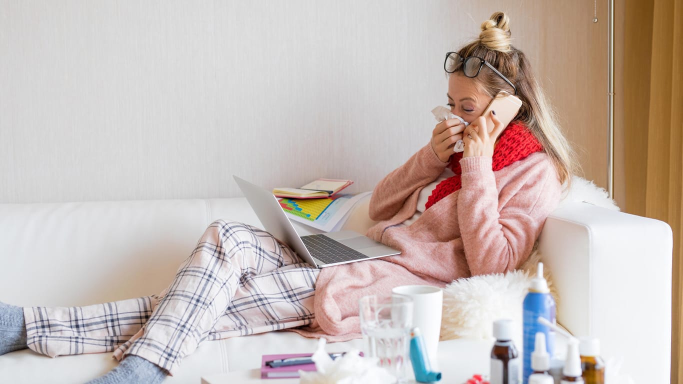 Kranke Frau mit Laptop: Kann ein Mitarbeiter, der viele Tage im Jahr krank ist, gekündigt werden?