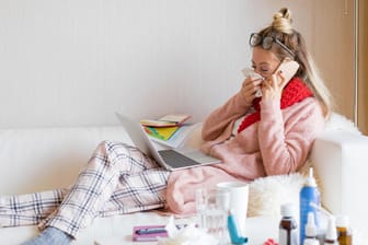 Kranke Frau mit Laptop: Kann ein Mitarbeiter, der viele Tage im Jahr krank ist, gekündigt werden?