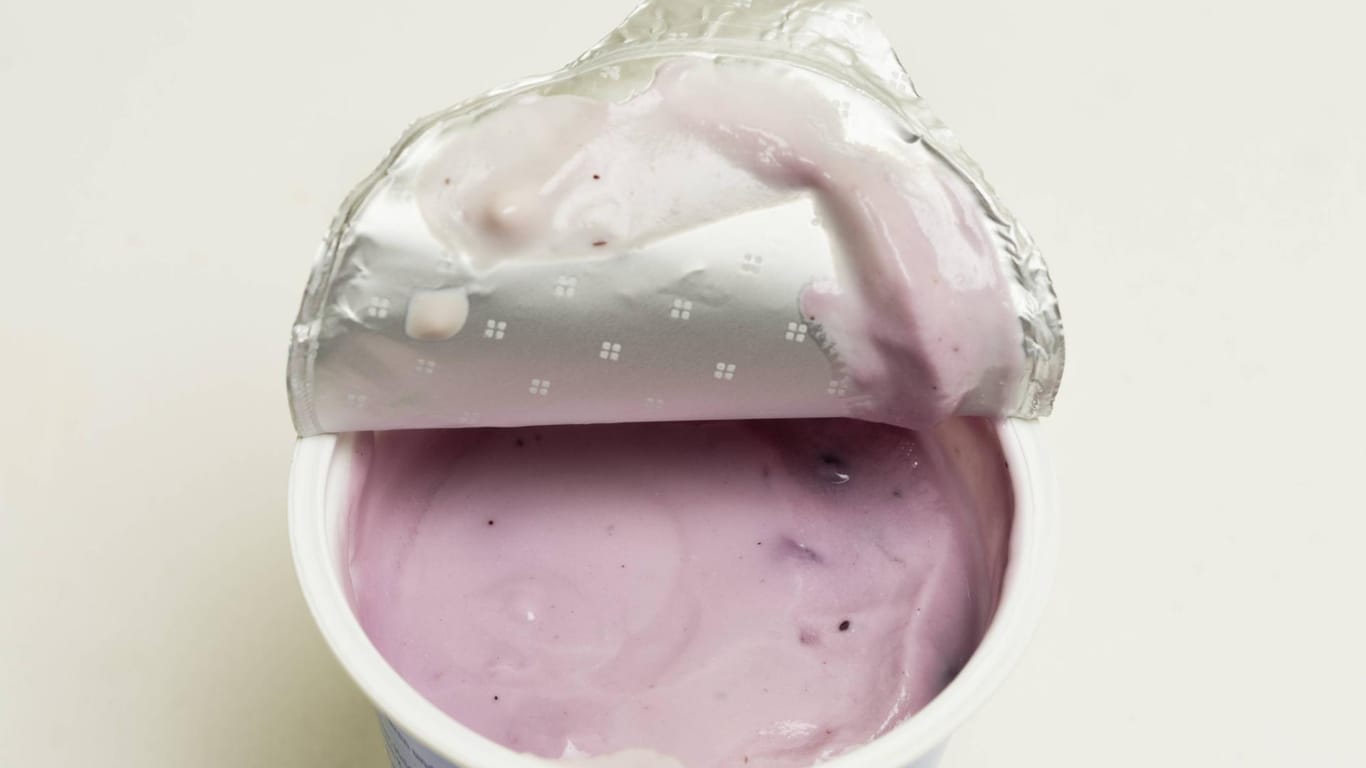Ein geöffneter Joghurtbecher: Werfen Sie leere Joghurtbecher und Co. sofort in den Müll. Sie mit Wasser auszusspülen belastet hauptsächlich die Umwelt.