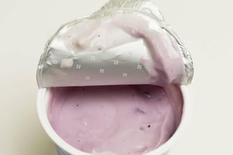 Ein geöffneter Joghurtbecher: Werfen Sie leere Joghurtbecher und Co. sofort in den Müll. Sie mit Wasser auszusspülen belastet hauptsächlich die Umwelt.
