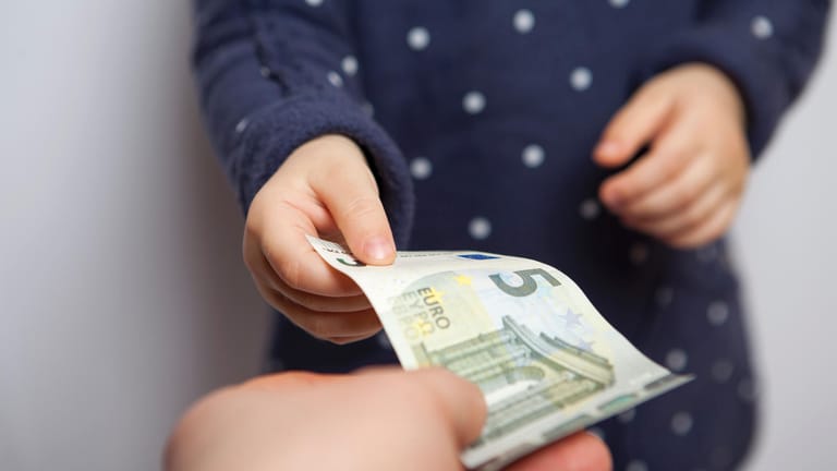 Taschengeld: Eltern sollten ihrem Kind früh beibringen, gewissenhaft mit Taschengeld umzugehen.