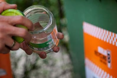 Ein Schraubglas mit Deckel: Wie trennt man Altglas und Co. eigentlich richtig?