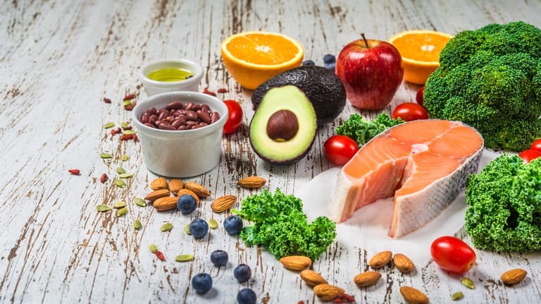 Lebensmittel, die Omega 3-Fettsäuren und viele Vitaminen enthalten, sind die perfekte Ernährung für Menschen mit Morbus Bechterew.