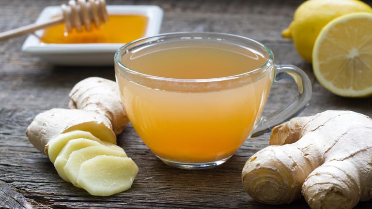 Ingwertee mit Honig und Zitrone: Ingwer wirkt besonders gegen Übelkeit sehr gut.