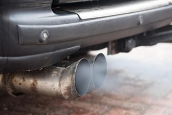 Abgase aus einem Auspuff: Bei der Verbrennung von Kraftstoff im Automotor entstehen Schadstoffe – und zwar nicht wenige.