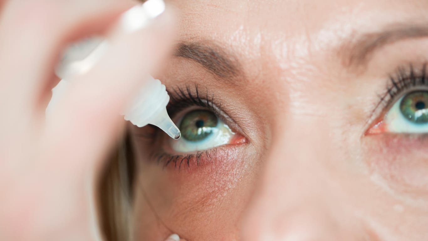 Beim Sicca-Syndrom trocknen die Augen aus, da sie nicht ausreichend mit Tränenflüssigkeit benetzt werden. Augentropfen können Linderung verschaffen.