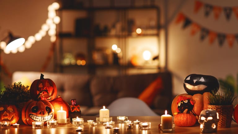 Mit Halloween geschmückter Tisch: Mit Kerzen und Licht lässt sich die passende Gruselstimmung erzeugen.