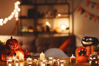 Mit Halloween geschmückter Tisch: Mit Kerzen und Licht lässt sich die passende Gruselstimmung erzeugen.