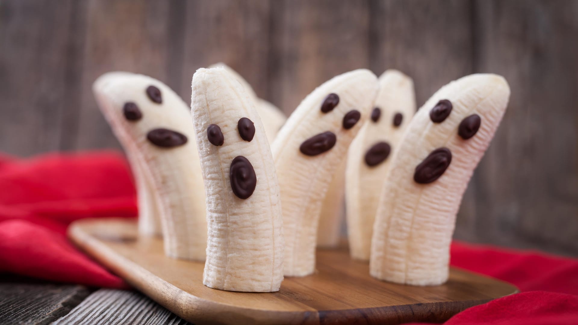 Bananen als Geister: Super einfach und noch dazu lecker sind die kleinen Bananengeister. Ein Hingucker auf jeder Halloween-Party.