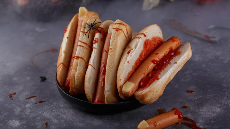 Hot Dogs an Halloween: Fingerfood kann ganz leicht schaurig schön zubereitet werden.