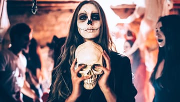 Gruselmaske: Mittlerweile wird Halloween auch bei uns in Deutschland gefeiert. Es geht auf ein uraltes keltisches Fest zurück. Die Kelten nannten es Samhain und glaubten, dass in dieser Nacht der Schleier zwischen der Welt der Lebenden und der Toten besonders dünn ist.