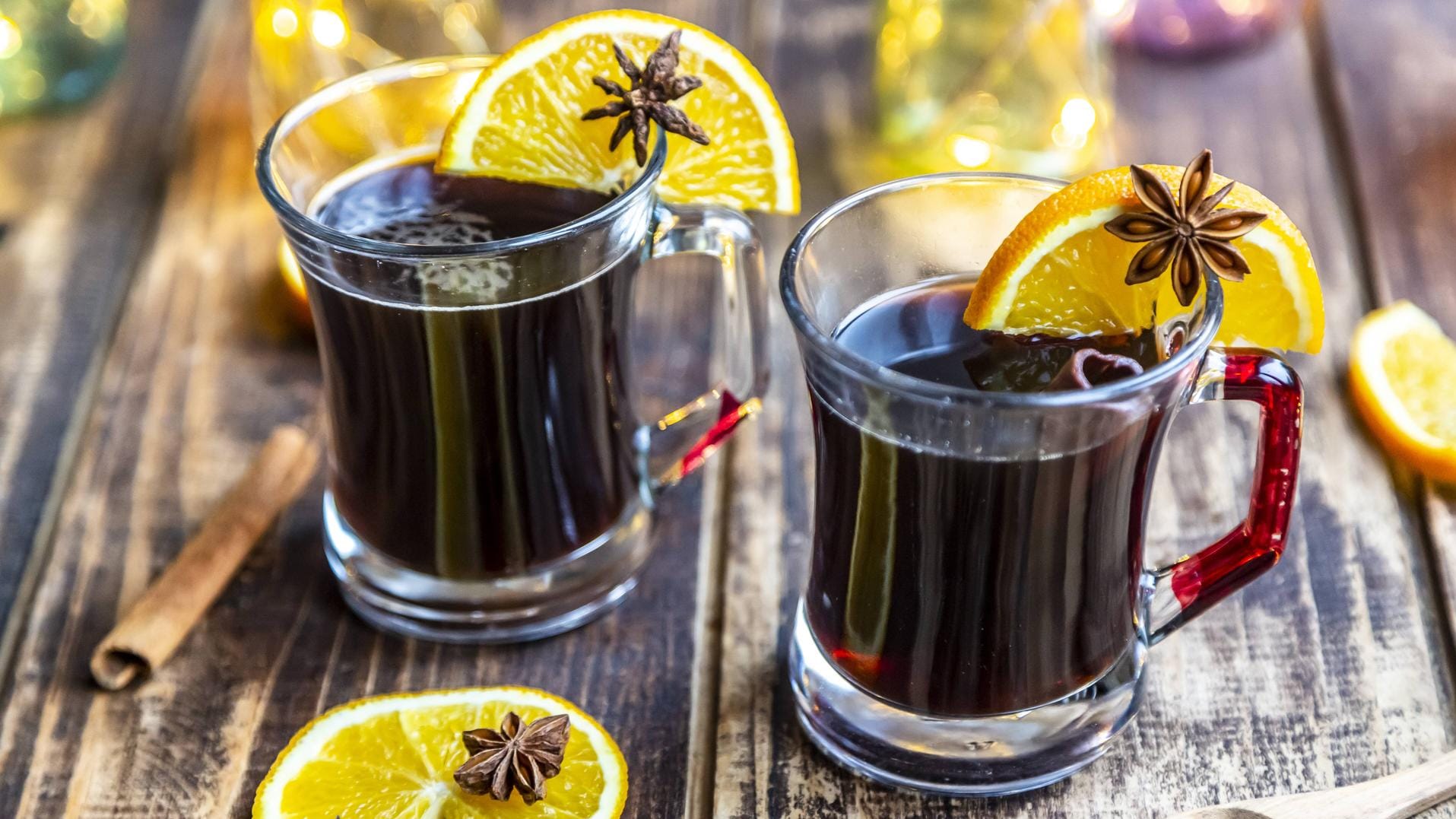 Hausgemachtes Glühbier: Mit Orangenscheiben, Sternanis und Zimtstangen kann man das Heißgetränk garnieren.