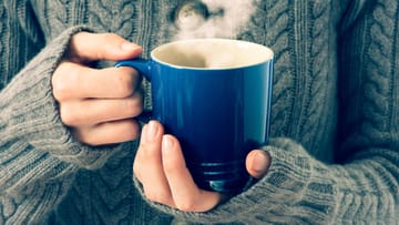 Trockenheit durch Heizungsluft macht die Schleimhaut anfällig für Viren und Bakterien. Wer aber täglich mindestens 1,5 Liter trinkt, regt die Speichelproduktion an, wodurch es Erreger schwer haben. Wasser ist eine gute Wahl, noch besser aber sind geschmacksintensive Tees.