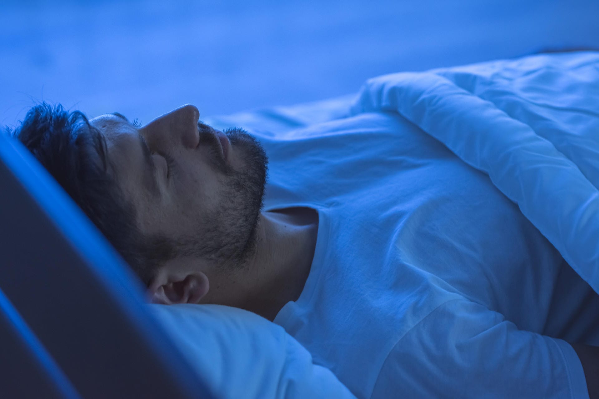 Schlafmangel schwächt das Immunsystem. Auch das Stresshormon Kortisol steigt, wenn die Nachtruhe regelmäßig kurz ausfällt. Wer fit bleiben will, schläft mindestens sechs, besser aber sieben bis acht Stunden täglich.
