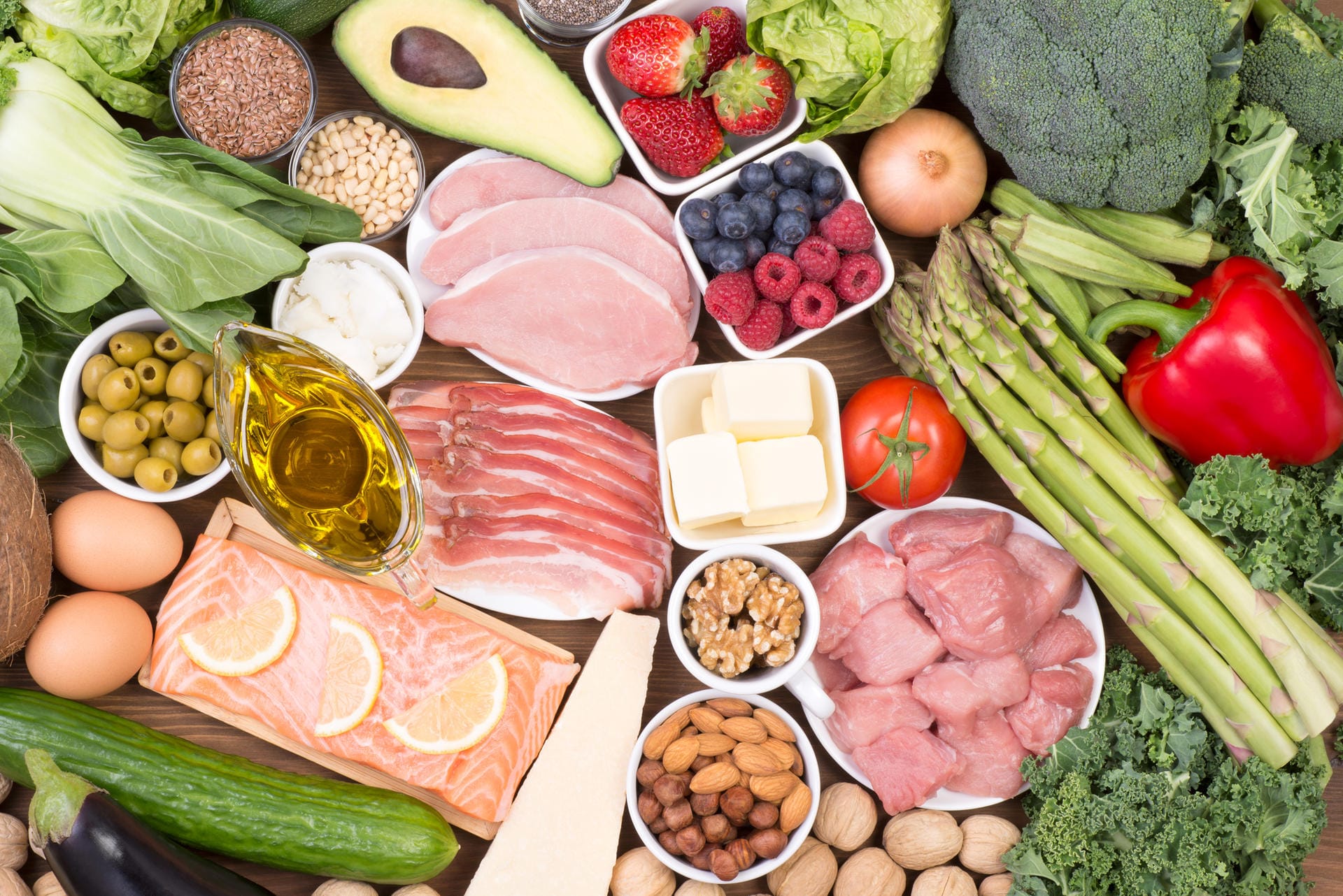 Eine ausgewogene, vitaminreiche Ernährung mit viel Obst und Gemüse macht den Körper robuster. Gut für die Abwehrzellen sind auch die Spurenelemente Zink, Eisen, Selen und Kupfer, die vor allem in Fleisch, Fisch und Milchprodukten enthalten sind.
