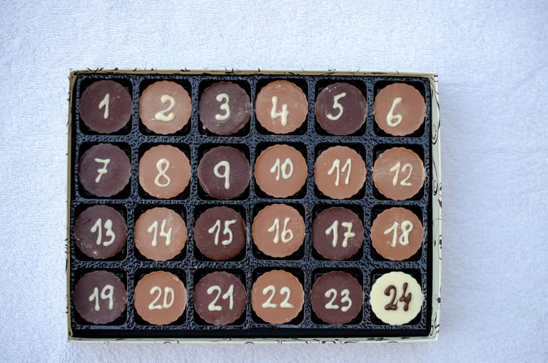 Weihnachtsbox mit 24 Pralinen: Adventskalender können nach Lust und Laune gestaltet werden. Eine schöne Idee ist der Pralinenkalender. Ein kleines Stück Schokolade versüßt jeden Tag die Wartezeit bis Weihnachten.