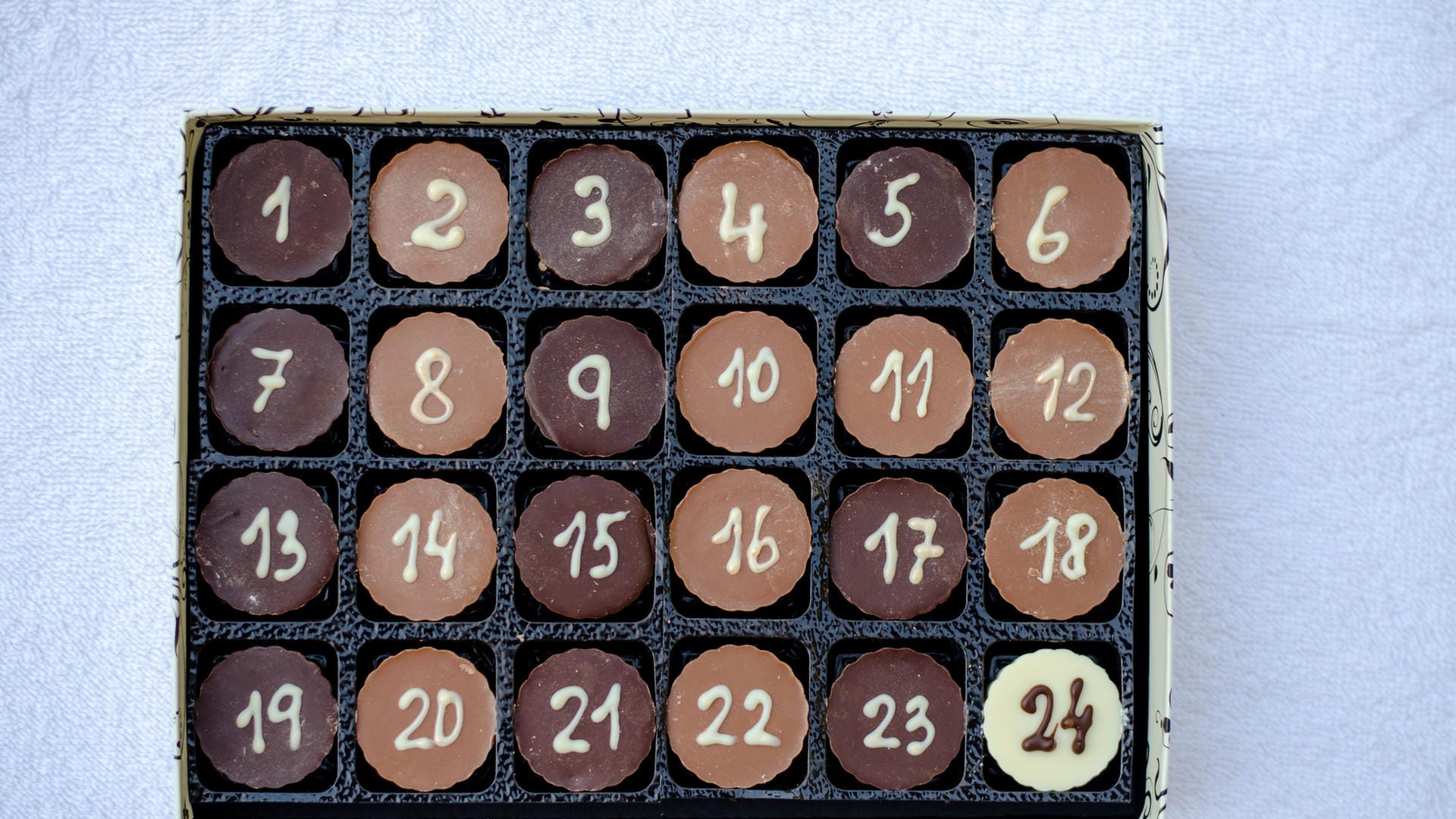 Weihnachtsbox mit 24 Pralinen: Adventskalender können nach Lust und Laune gestaltet werden. Eine schöne Idee ist der Pralinenkalender. Ein kleines Stück Schokolade versüßt jeden Tag die Wartezeit bis Weihnachten.