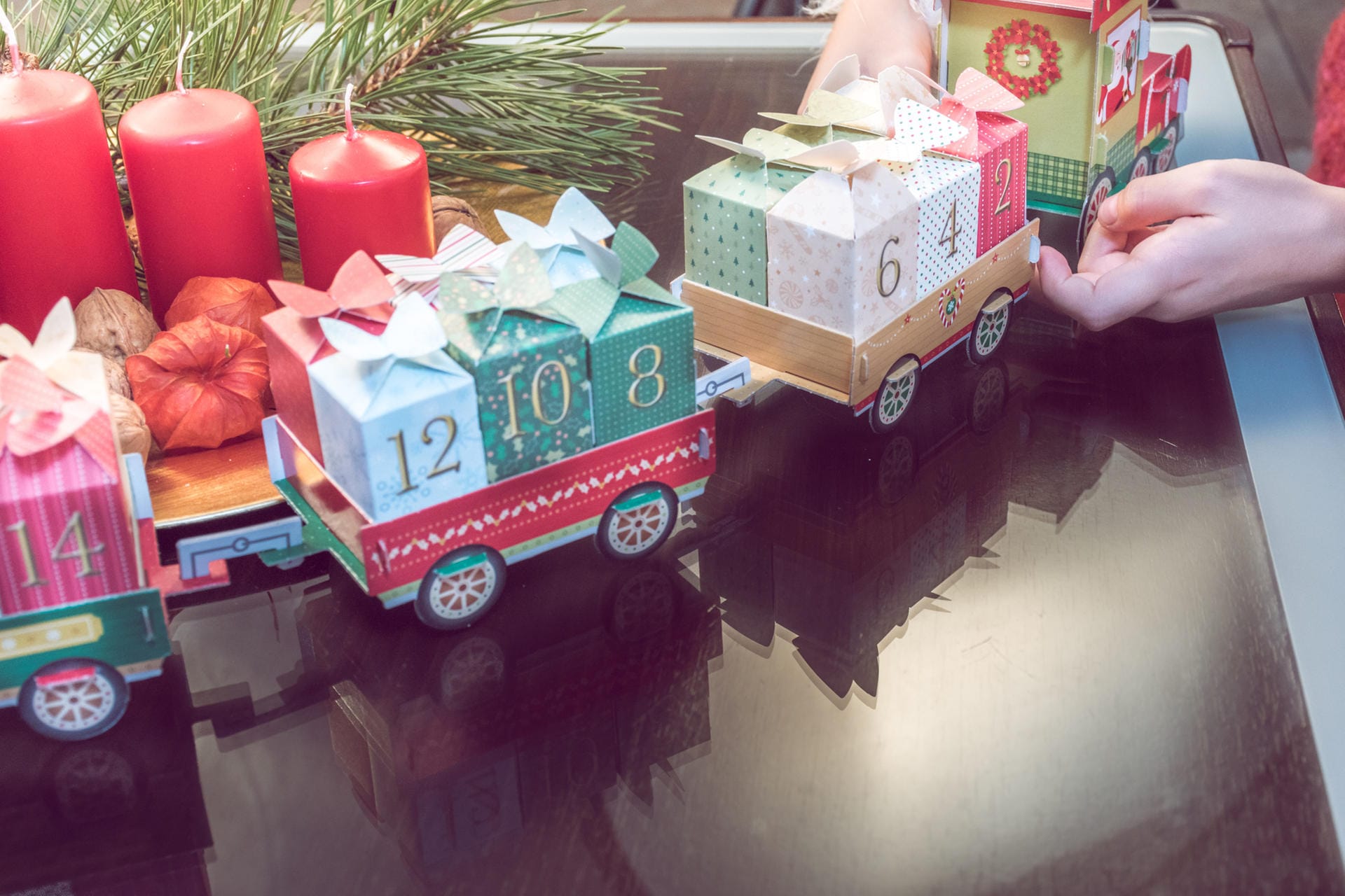 Zug mit Adventskalender-Boxen: Ihrer Kreativität sind keine Grenzen gesetzt. Ihr Adventskalender kann ein Tannenbaum, ein Weihnachtsmann oder auch ein Zug sein.