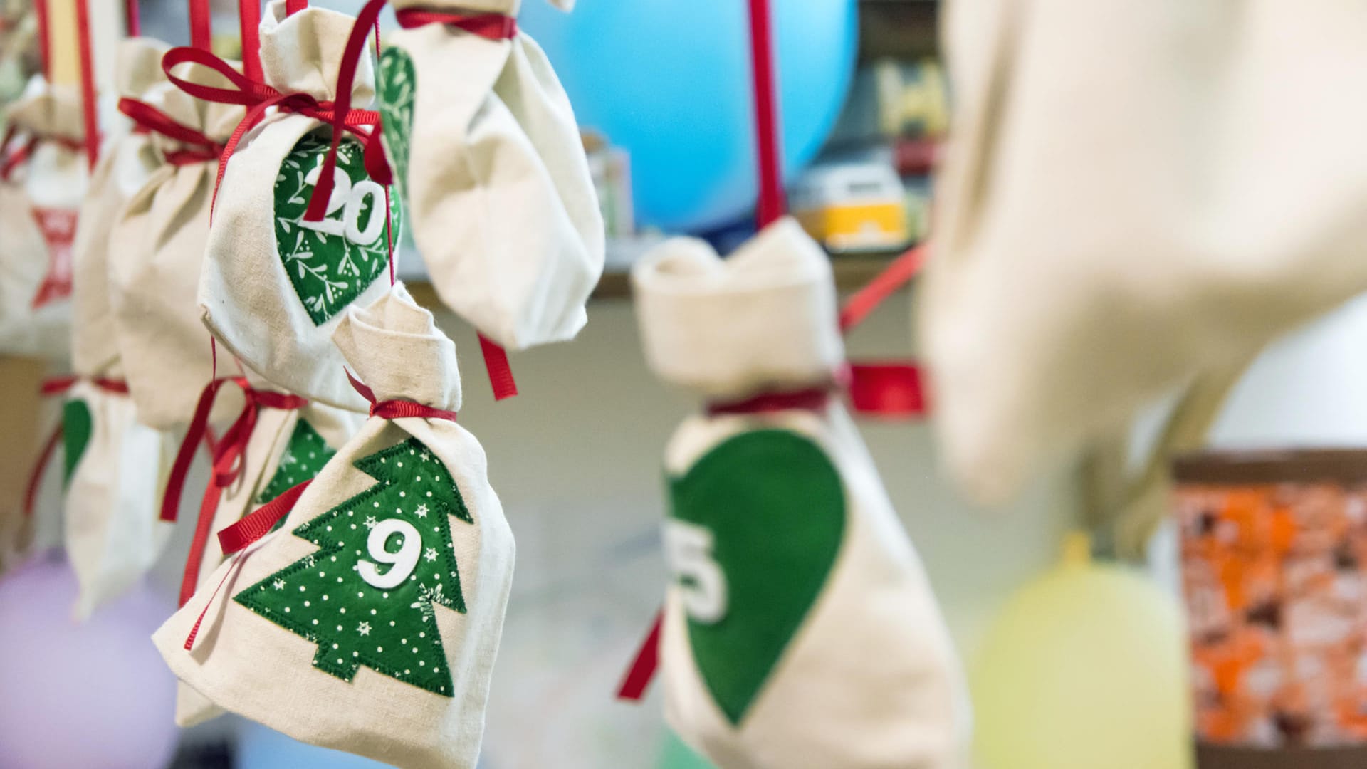 Adventskalender aus Säckchen: Statt der klassischen Variante können Sie auch einen Adventskalender aus Toilettenpapierrollen, Streichholzschachteln oder Milchtüten basteln.