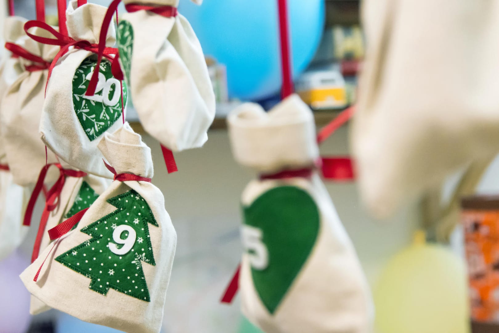 Adventskalender aus Säckchen: Statt der klassischen Variante können Sie auch einen Adventskalender aus Toilettenpapierrollen, Streichholzschachteln oder Milchtüten basteln.