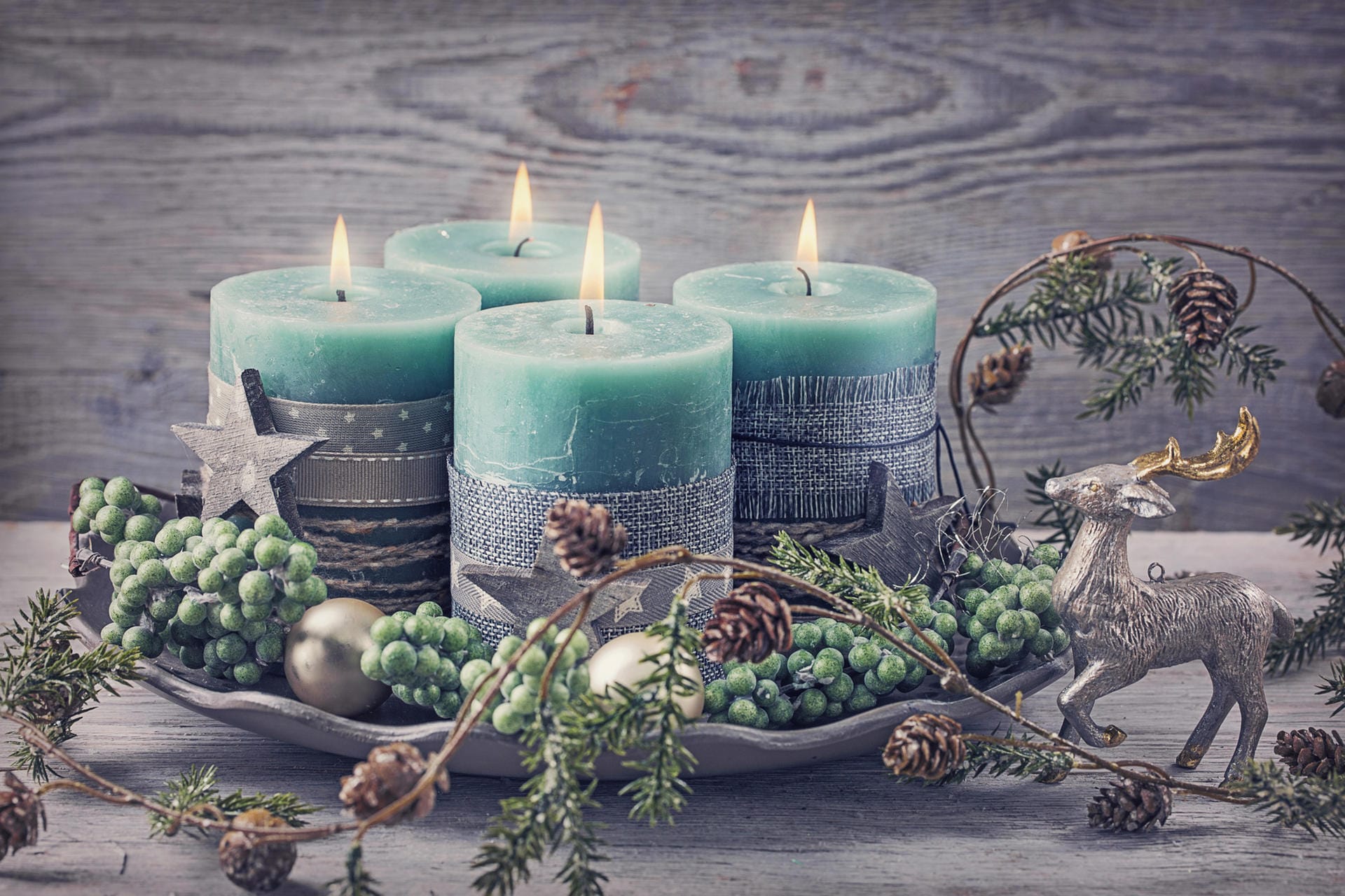 Adventskranz mit grünen Kerzen: Der klassische Adventskranz weicht immer öfter modernen Varianten ohne Tanne und in neuen Farben. Auch grün, blau, rosa oder gelb spielen neuerdings eine Rolle bei der Weihnachtsdekoration.