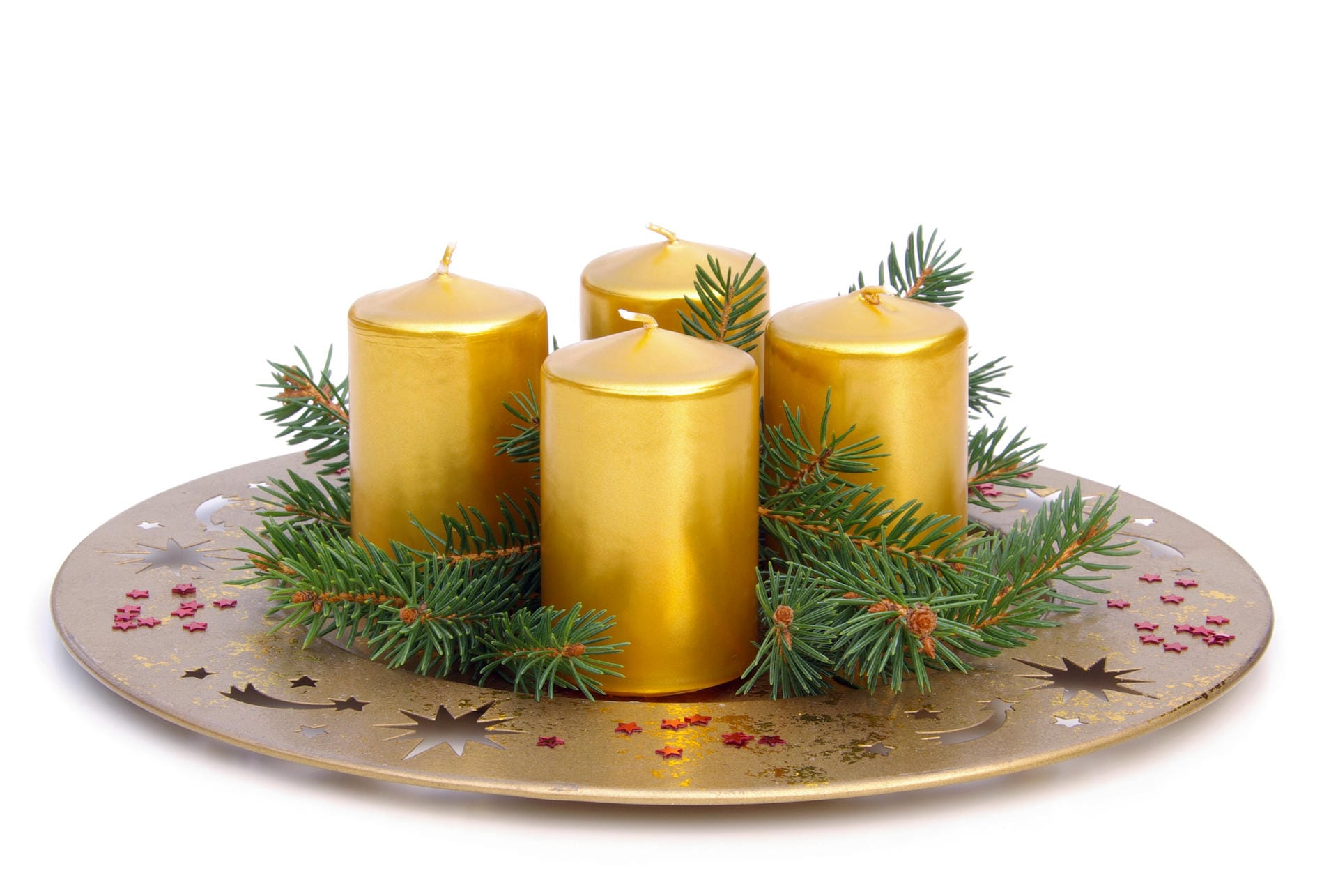 Goldener Teller mit Kerzen und Tannenzweigen: Für diejenigen, die es glänzend mögen, kommt die Kombination aus Gold und Tanne in Frage. Minimalistisch und schick zugleich ist ein weihnachtlicher Deko-Teller perfekt für die Inszenierung von Adventskerzen.