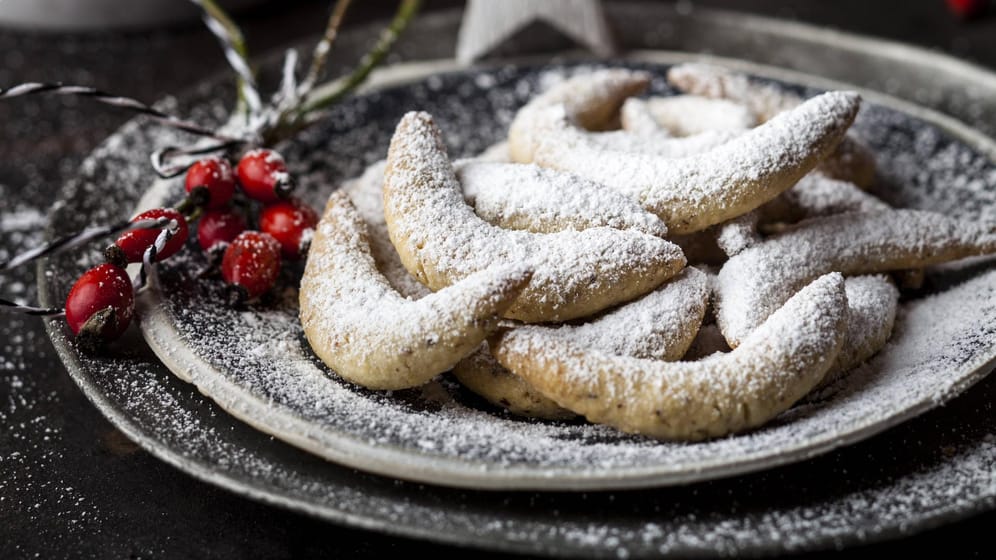 Vanillekipferl auf einem Teller: Das süße Gebäck ist typisch für die Weihnachtszeit und gehört zu den beliebtesten Kekssorten.