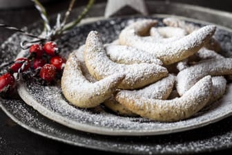 Vanillekipferl auf einem Teller: Das süße Gebäck ist typisch für die Weihnachtszeit und gehört zu den beliebtesten Kekssorten.
