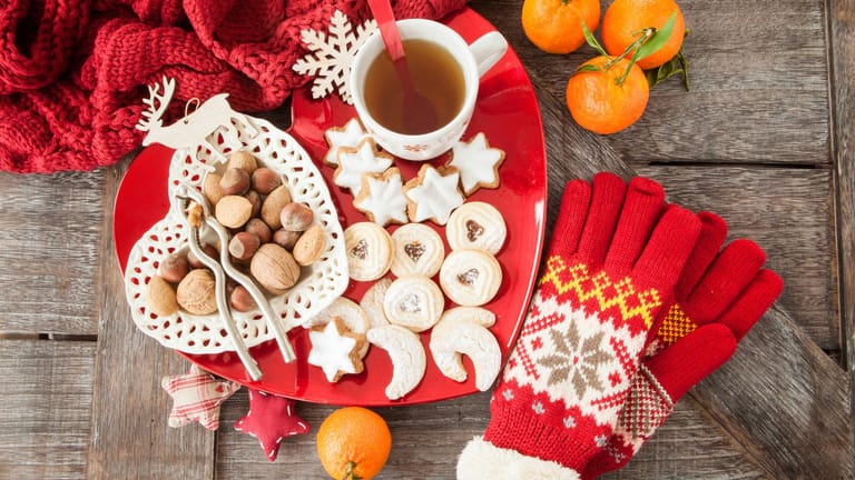 Verschiedene Plätzchen und Nüsse zu Weihnachten: Backen gehört zur Weihnachtszeit für viele einfach dazu. Die klassischen Rezepte gibt es häufig auch in abgewandelter Form.