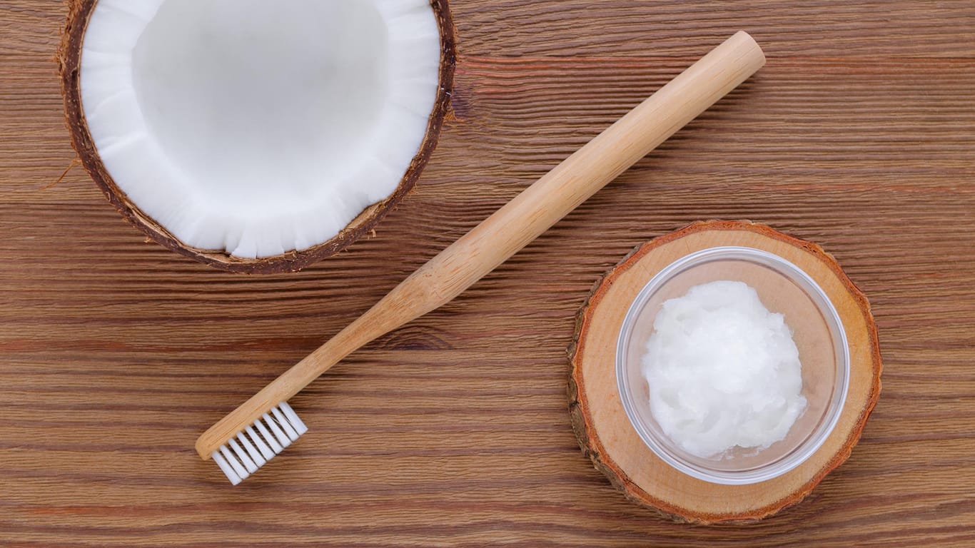 Kokosnussöl als Zahnpflege: Das Öl wirkt antibakteriell und hilft, Ablagerungen vorzubeugen. Die aufhellende Wirkung ist jedoch nur in gewissem Maß vorhanden.