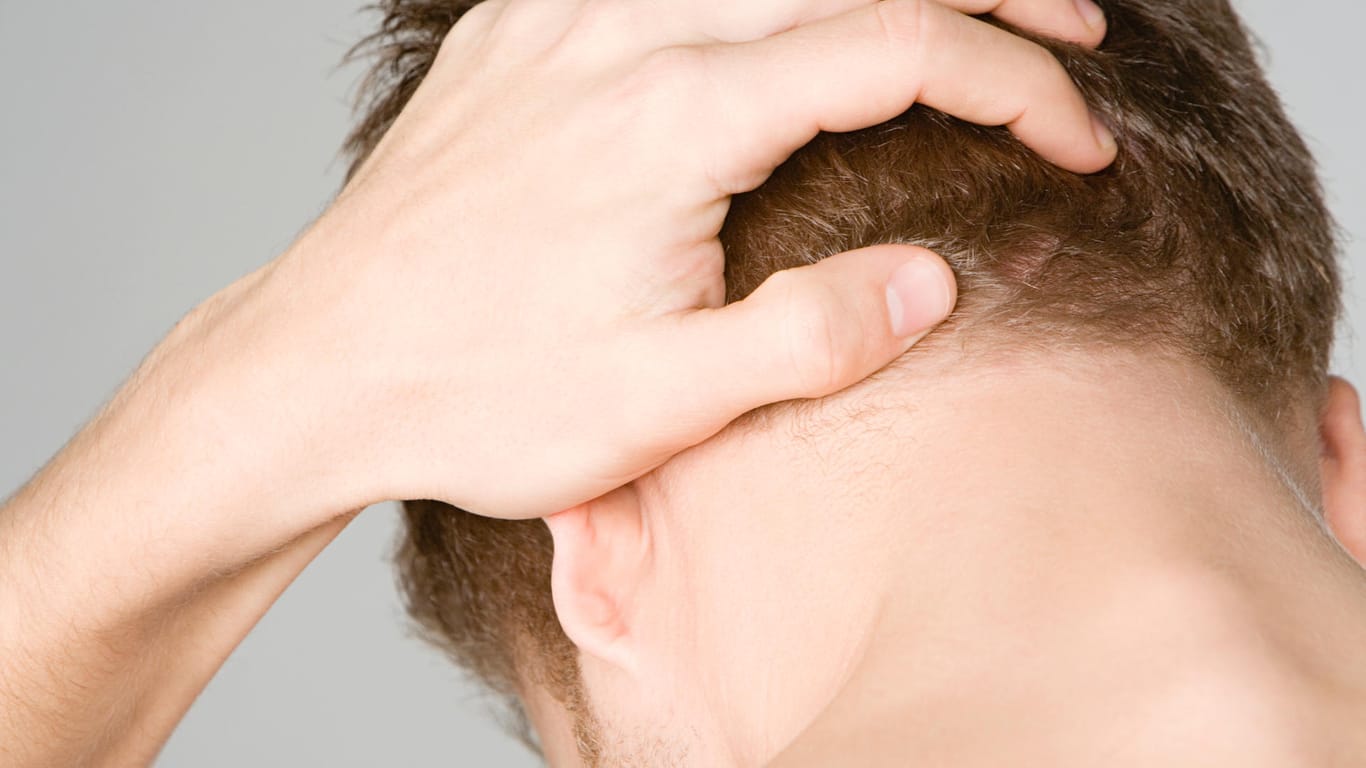 Hinterkopfschmerzen entstehen häufig durch Verspannungen im Nacken- oder Kieferbereich.