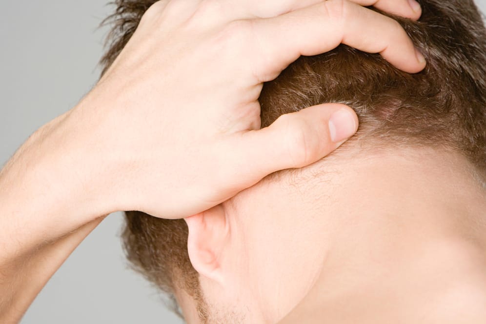 Hinterkopfschmerzen entstehen häufig durch Verspannungen im Nacken- oder Kieferbereich.