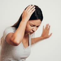 Einseitige Kopfschmerzen können ein Hinweis auf Migräne sein.