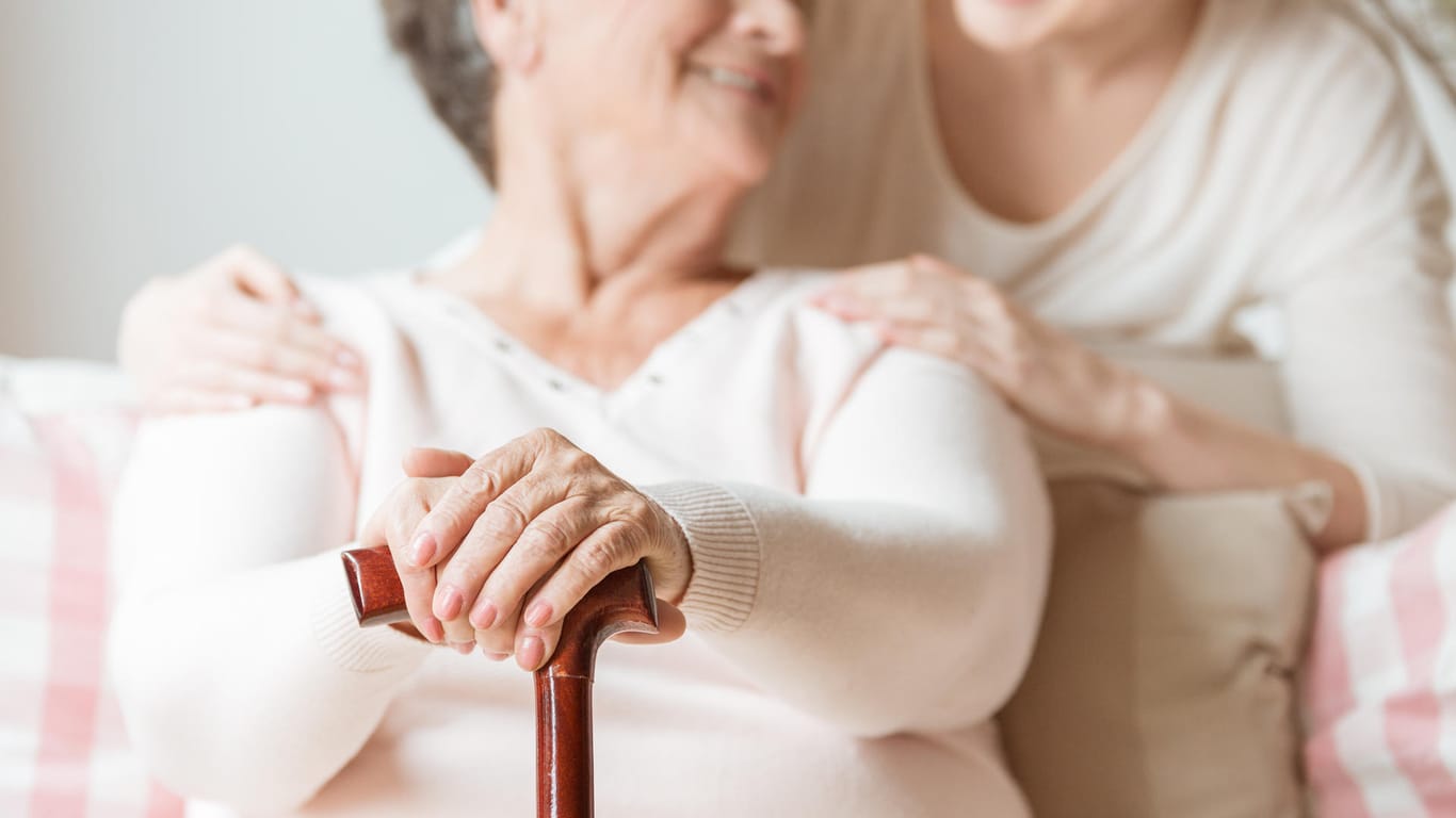 Eine ältere Frau mit Pflegerin: Ob der Umzug in ein Pflegeheim sinnvoll ist, hängt vom Gesundheitszustand ab.