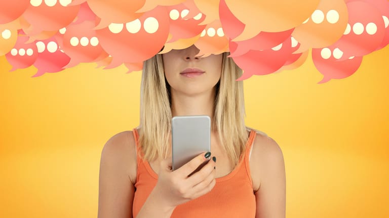 Die Bildmontage zeigt eine Frau, deren Kopf in einer Chat-Wolke steckt (Symbolbild): WhatsApp zählt genau mit, wie viele Nachrichten ein Nutzer sendet und empfängt.