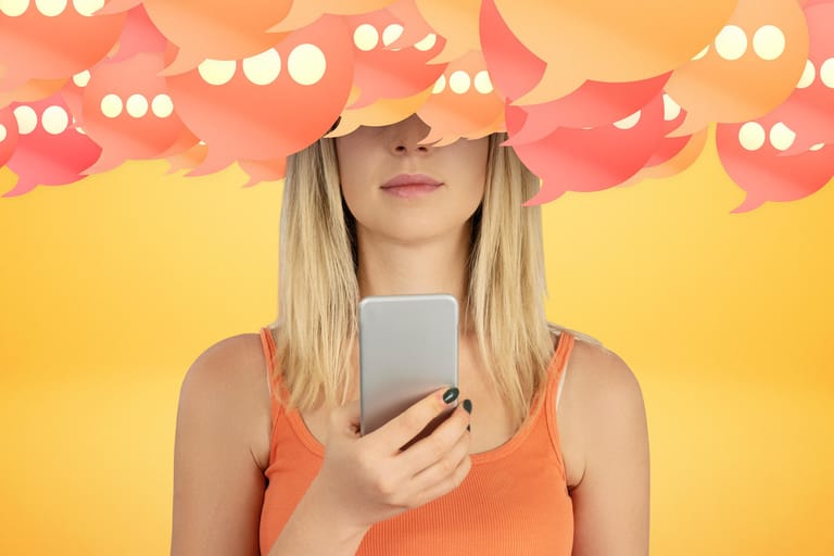Die Bildmontage zeigt eine Frau, deren Kopf in einer Chat-Wolke steckt (Symbolbild): WhatsApp zählt genau mit, wie viele Nachrichten ein Nutzer sendet und empfängt.
