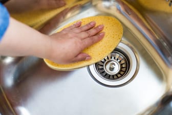 Reinigung: Edelstahloberflächen sollten mit einem weichen Schwamm gereinigt werden.
