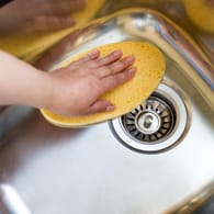 Reinigung: Edelstahloberflächen sollten mit einem weichen Schwamm gereinigt werden.