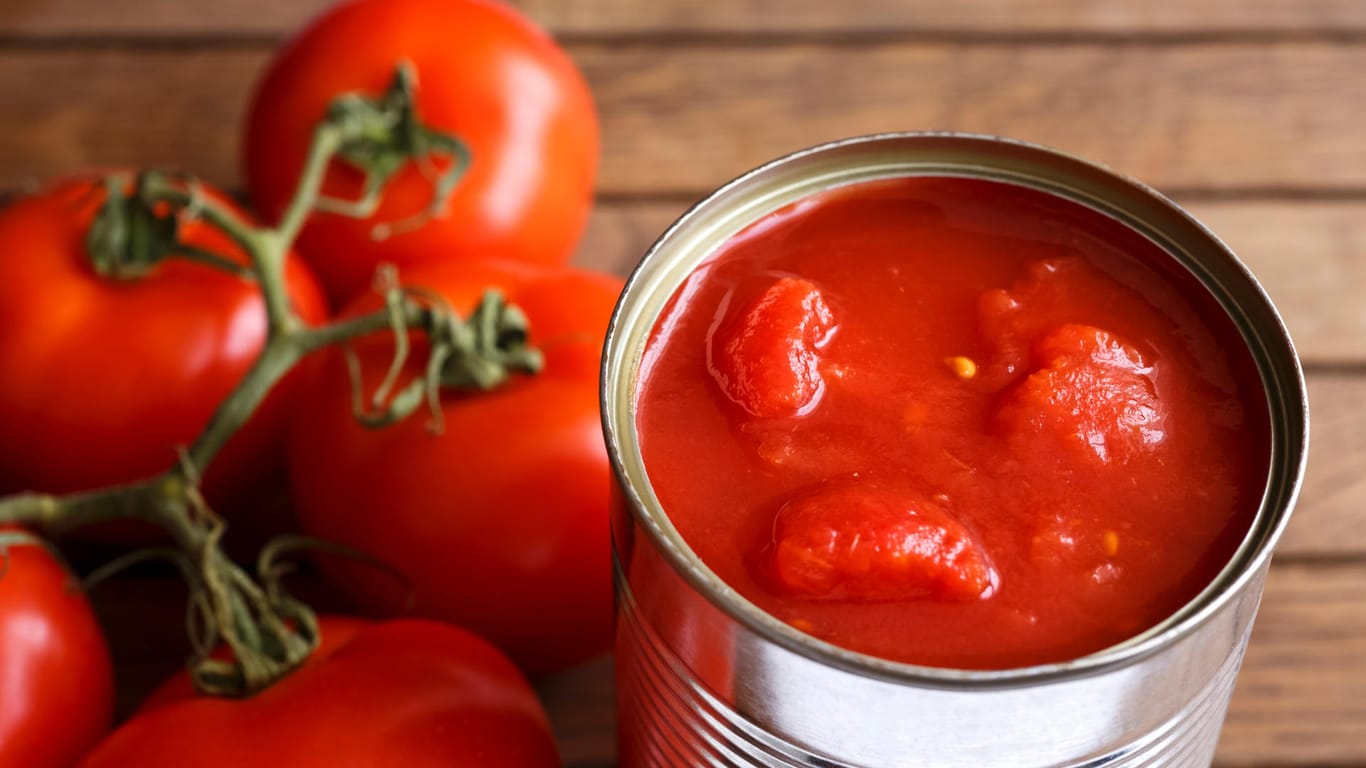 Geöffnete Konserve mit geschälten Tomaten: Dosentomaten sind reifer als frische – und haben dadurch reichhaltigere Inhaltsstoffe.