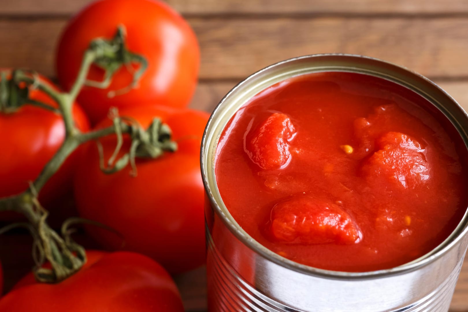 Geöffnete Konserve mit geschälten Tomaten: Dosentomaten sind reifer als frische – und haben dadurch reichhaltigere Inhaltsstoffe.