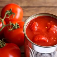Geöffnete Konserve mit geschälten Tomaten: Dosentomaten sind reifer als frische – und haben dadurch reichhaltigere Inhaltsstoffe.