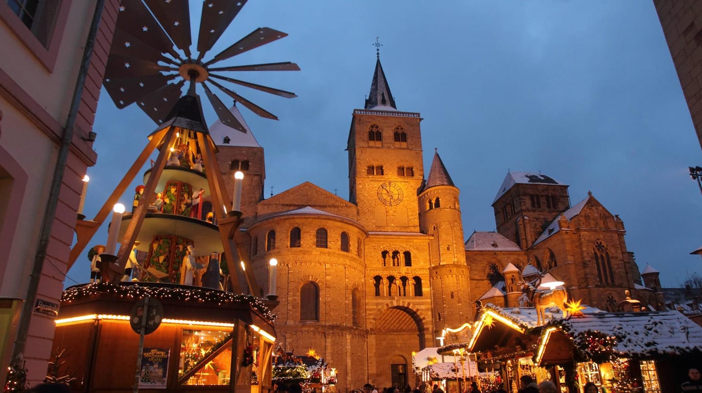 Weihnachtsmarkt Trier: Auf dem Mittelalterlichen Hauptmarkt der Stadt können Besucher in über 90 Ständen stöbern.