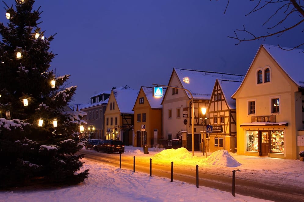 Dorfanger Radebeul Altkötzschenbroda: Die Buden und Veranstaltungen des Weihnachtsmarktes finden auf dem Platz vor der Friedenskirche statt.