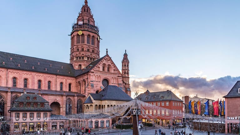 Domplatz in Mainz: Hier findet der alljährliche historische Weihnachtsmarkt statt.