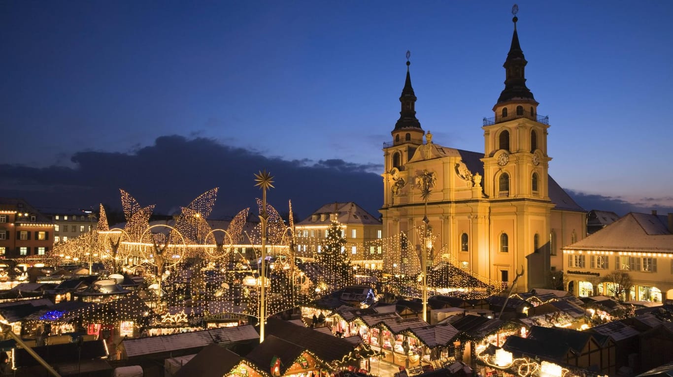 Weihnachtsmarkt Ludwigsburg: Puppenspiele, Marionettentheater und Zauberei bieten auch für Kinder Beschäftigung auf dem Marktgelände.