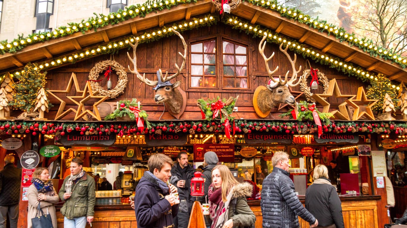 Traditioneller Stand auf dem Bonner Weihnachtsmarkt: Die singenden Elche sind besonders beliebt als Glühwein-Treffpunkt.