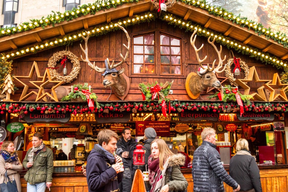 Traditioneller Stand auf dem Bonner Weihnachtsmarkt: Die singenden Elche sind besonders beliebt als Glühwein-Treffpunkt.