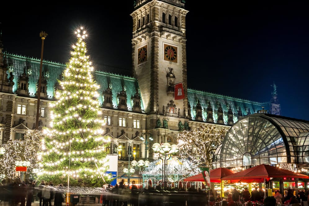Weihnachtsmarkt Hamburg vor dem Rathaus: Der historische Markt wird von Roncalli veranstaltet und findet 2019 unter dem Motto "Kunst statt Kommerz" statt.