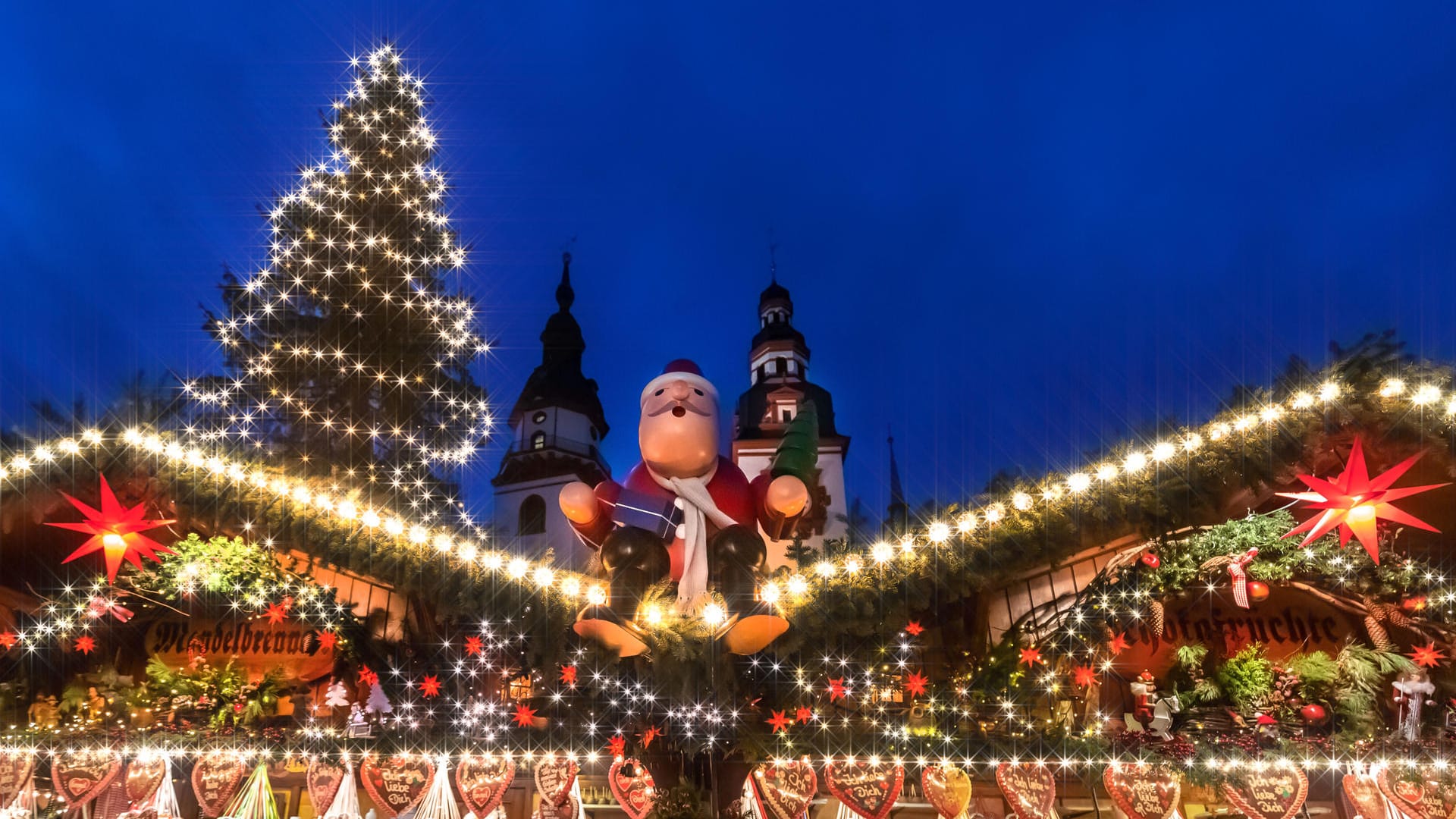 Blick auf den Chemnitzer Weihnachtsmarkt: Zwischen Pyramide, Schwibbogen und Weihnachtsbaum können Besucher bis zum 23.12. an mehr als 200 Ständen erzgebirgische Volkskunst, weihnachtliche Leckereien und Geschenke kaufen.