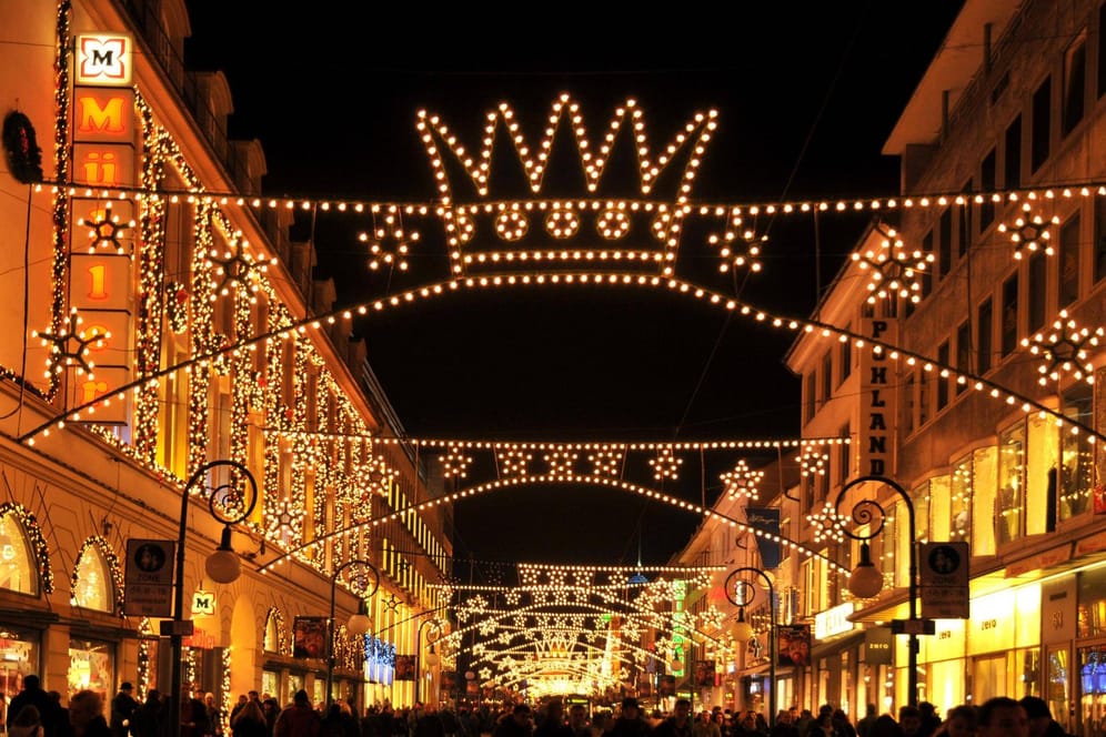 Kassel weihnachtlich dekoriert: Auf dem Altmarkt soll es schon vor 1767 einen "Christmarkt" gegeben haben.